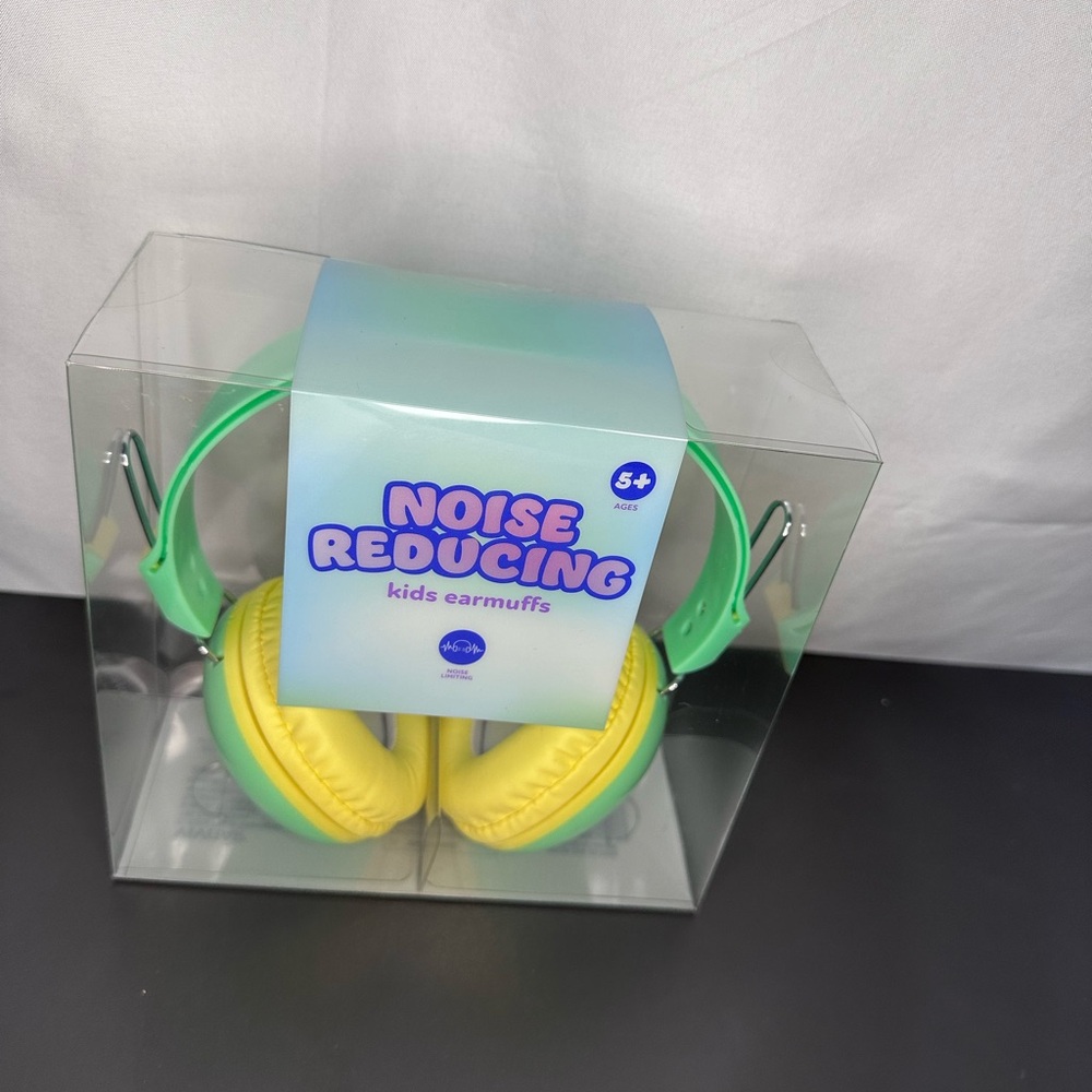NWT Kids Noise Reducing Earmuffs